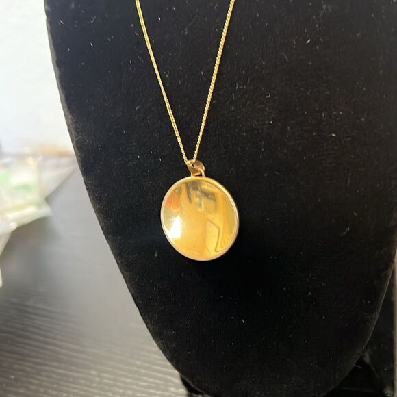 Elegant Gold Tone and Black Vintage Damascene Pendant Necklace - Picture 6 of 6